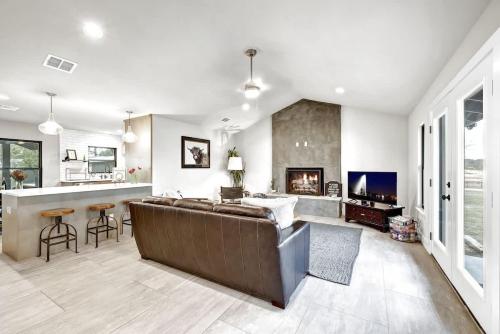 The Getaway with Hot Tub-Firepit-Grill - 1 mi to town in Fredericksburg, USA