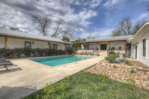 Schubert Inn Suite-B with Pool & Grill - Walk to Main in Fredericksburg, USA
