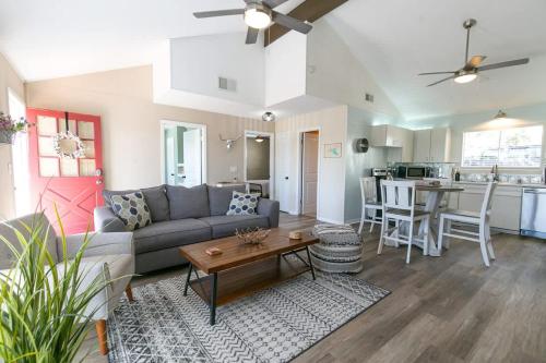 Texas Charm Cottage - 1 Block from the Lake & Hill Country Views in Canyon Lake, USA