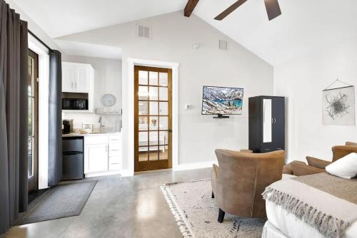 Schubert Inn Suite-B with Pool & Grill - Walk to Main in Fredericksburg, USA