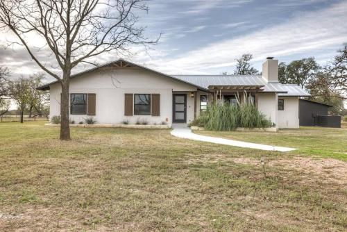 The Getaway with Hot Tub-Firepit-Grill - 1 mi to town in Fredericksburg, USA