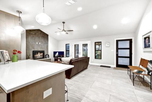 The Getaway with Hot Tub-Firepit-Grill - 1 mi to town in Fredericksburg, USA