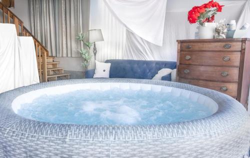 Farmington Gem 6BR Hot Cold Tub Sleeps 15 in Farmington (UT)
