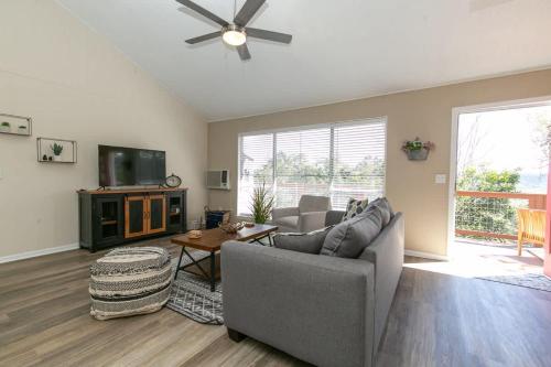 Texas Charm Cottage - 1 Block from the Lake & Hill Country Views in Canyon Lake, USA