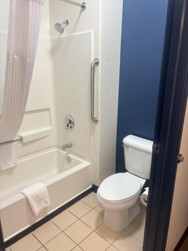 Spark by Hilton Lakewood Denver Southwest - 화장실