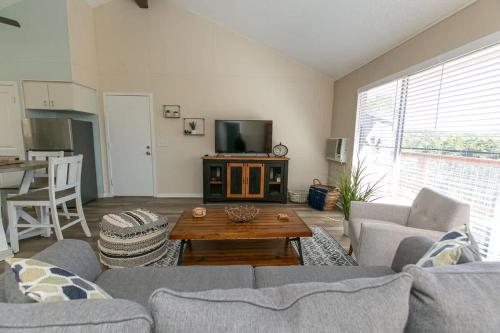 Texas Charm Cottage - 1 Block from the Lake & Hill Country Views in Canyon Lake, USA