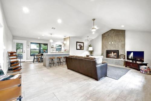The Getaway with Hot Tub-Firepit-Grill - 1 mi to town in Fredericksburg, USA