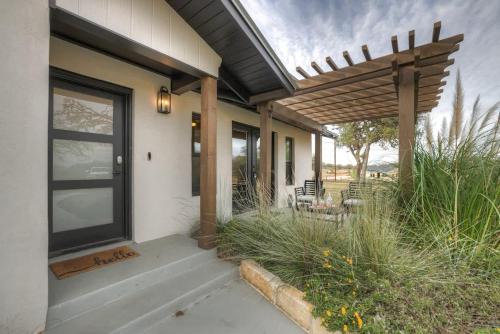 The Getaway with Hot Tub-Firepit-Grill - 1 mi to town in Fredericksburg, USA