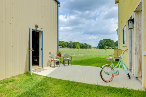 Aircraft Tours! Fly-In Hangar Apt in New Waverly in Willis