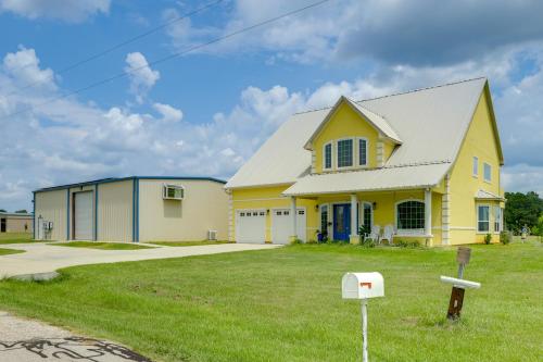 Aircraft Tours! Fly-In Hangar Apt in New Waverly in Willis