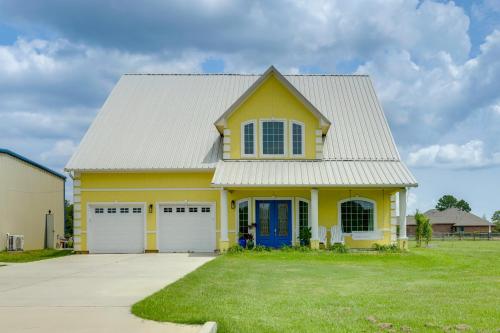 Aircraft Tours! Fly-In Hangar Apt in New Waverly in Willis