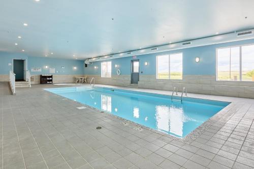 Swimming pool, Holiday Inn Express Hotel & Suites Swift Current By IHG in Swift Current (SK)