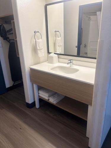 Spark by Hilton Lakewood Denver Southwest - 화장실