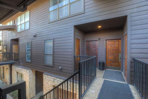 Luxury Riverfront Condo 1 BLK to Schlitterbahn!