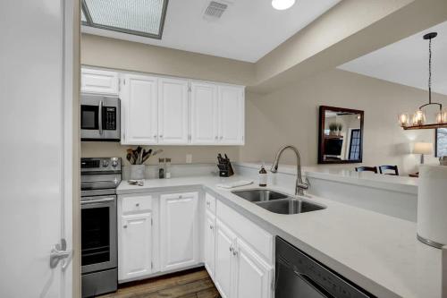 Luxury Riverfront Condo 1 BLK to Schlitterbahn! in New Braunfels, USA