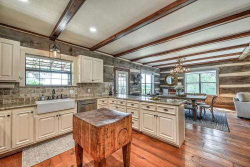 Luxury 23-acre Ranch With Hottub Near AlamoSprings in Luckenbach, USA