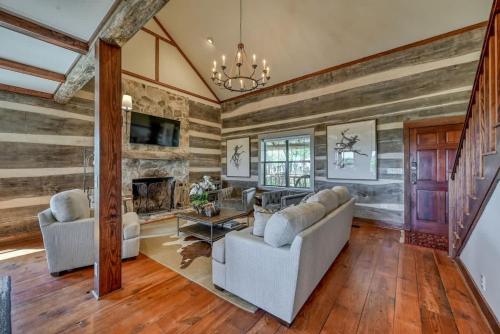 Luxury 23-acre Ranch With Hottub Near AlamoSprings in Luckenbach, USA
