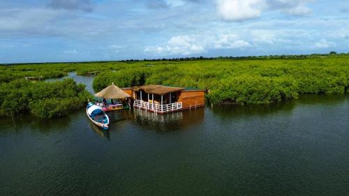 . Maison flottante SWEET MALBALY - chambre double - vue imprenable sur mer- iles du saloum