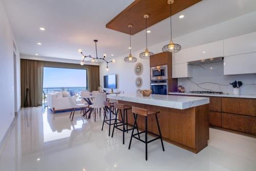 Penthouse with Panoramic Ocean & Arch View!