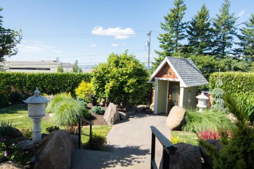 Private Family Home with Gorgeous Yard - image 5