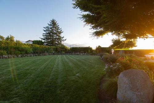 Private Family Home with Gorgeous Yard - image 10