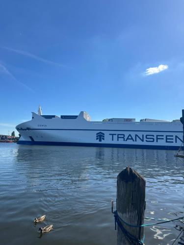 Hausboot Wasservilla in Lübeck, Deutschland