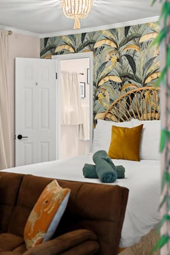 The Boho Jungalow - Private, HotTub, Downtown