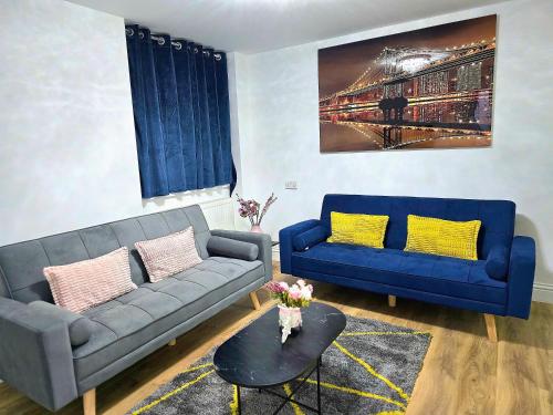 Hertfordshire - Stylish 6BR Retreat, 3 Parking · Cottered