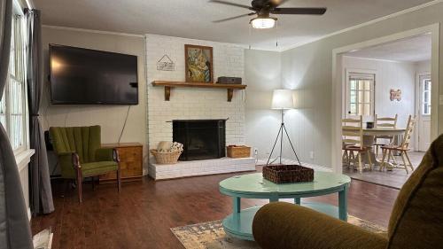 . Lake Russell Cabin Dog-Friendly, Secluded 4 Acres