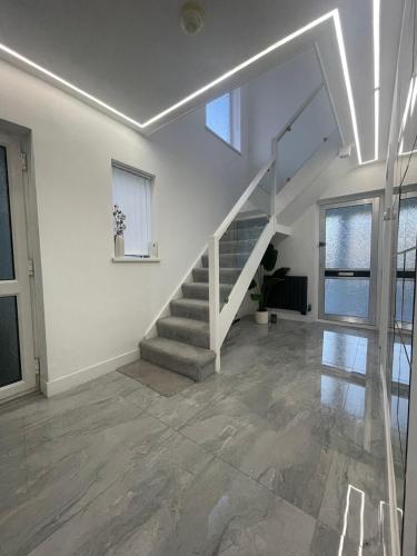 Modern House with Garden and Parking in Fairwater