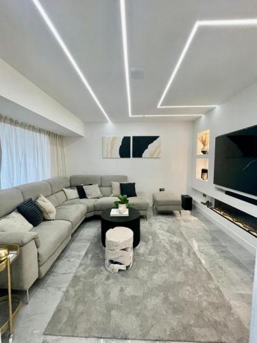 Modern House with Garden and Parking in Fairwater