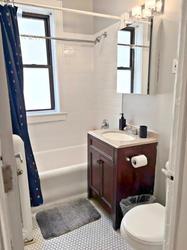 Relaxing Lakeview Escape 2BR Apartment - Roscoe 35-2N - image 6