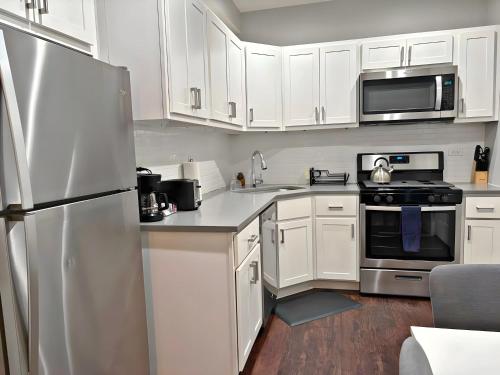 Relaxing Lakeview Escape 2BR Apartment - Roscoe 35-2N - image 4
