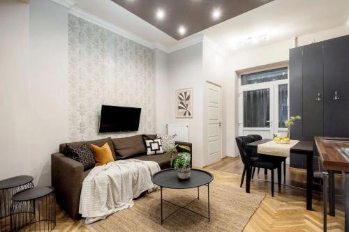 Super Central Cosy 3BR Near NewYork Cafe with Balcony, Budapest