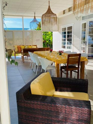 Le Ficus Grande villa bord de mer avec piscine in Ti'ama'o