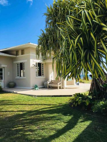 Le Ficus Grande villa bord de mer avec piscine in Ti'ama'o