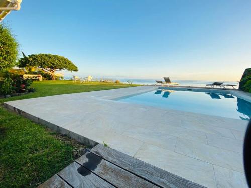 Le Ficus Grande villa bord de mer avec piscine in Ti'ama'o