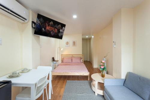 Spacious Studio with Fast Wi-Fi Near UP and Maginhawa, Manila