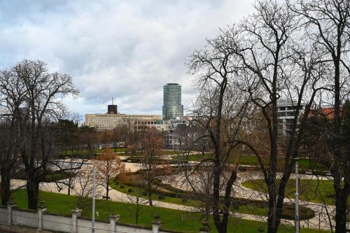 Lots of space near the Presidential Palace, Bratislava (photo 6)