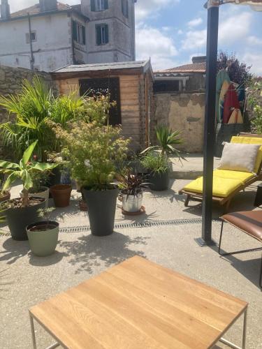 Studio with large private courtyard in Boucau