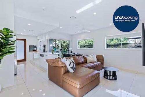 Park Avenue Luxe Chic Townhouse Sleeps 9, Carpark