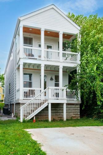 Downtown Oasis Sleeps 12 and 1 and a half miles to Broadway