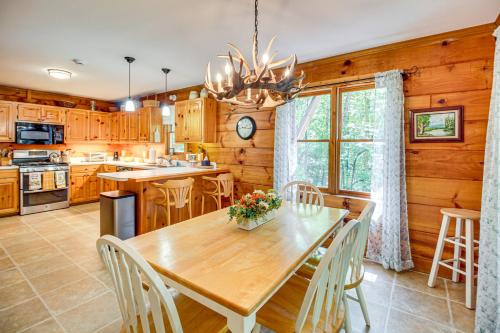 North Georgia Log Cabin Located in Bent Tree! in Jasper, USA