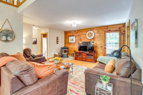 North Georgia Log Cabin Located in Bent Tree! in Jasper, USA