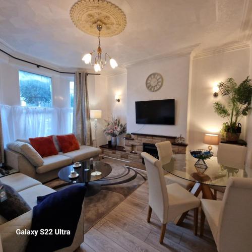 4 Bed Victorian house -Sleep 10 – khách sạn tại Sutton and Mount Gould