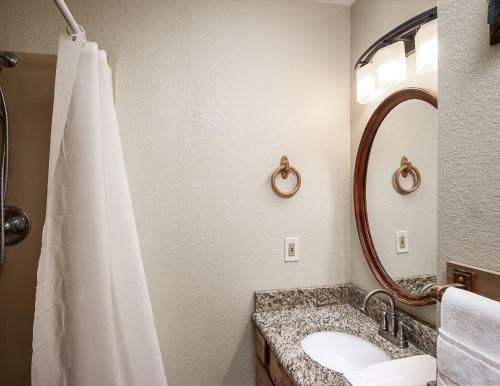 Midtown Riverfront 4 4 Bedrooms Hot Tub Sleeps 12 - image 9
