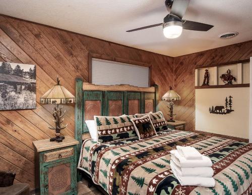 Midtown Riverfront 4 4 Bedrooms Hot Tub Sleeps 12 - image 3