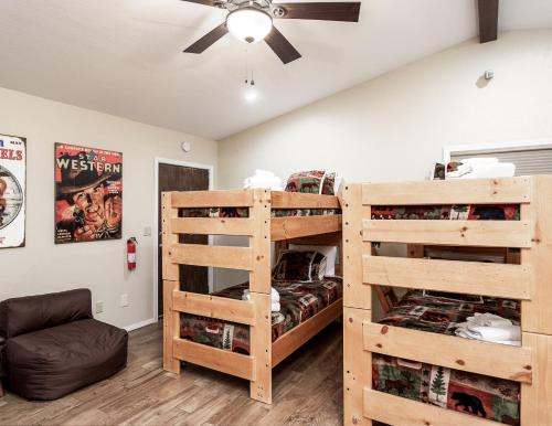 Midtown Riverfront 4 4 Bedrooms Hot Tub Sleeps 12 - image 12