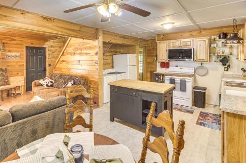 Sunroom, Grill and Wraparound Porch Jamestown Home in Rugby (TN)