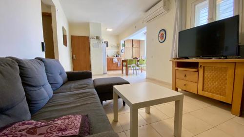 נווה במדבר - שופץ ב-2025! צמוד ל BGU וסורוקה - אינטרנט סיבים, Google TV ומיזוג מלא - Arad